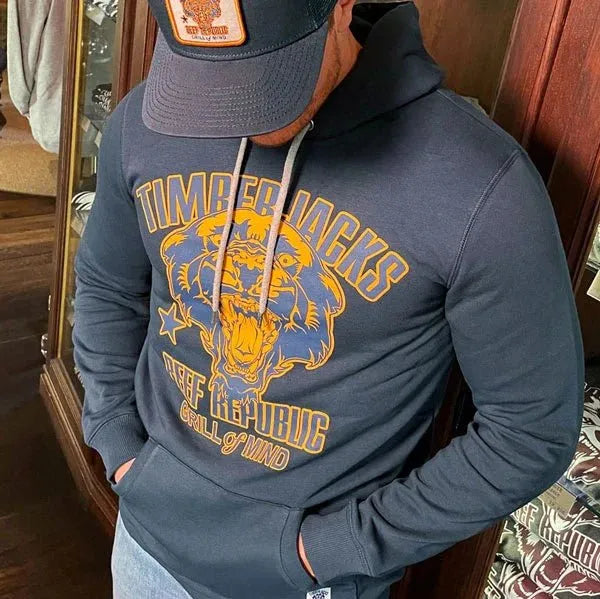 Grauer Timberjacks-Hoodie mit Front-Print auf einem Holzhintergrund